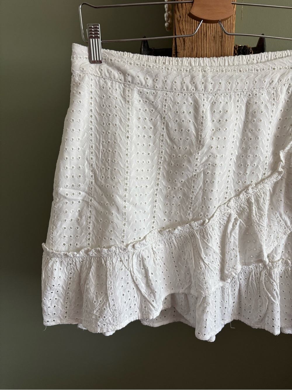 305.) Sim & Sam / White Eyelet Ruffle Mini Skirt - Picture 3 of 5